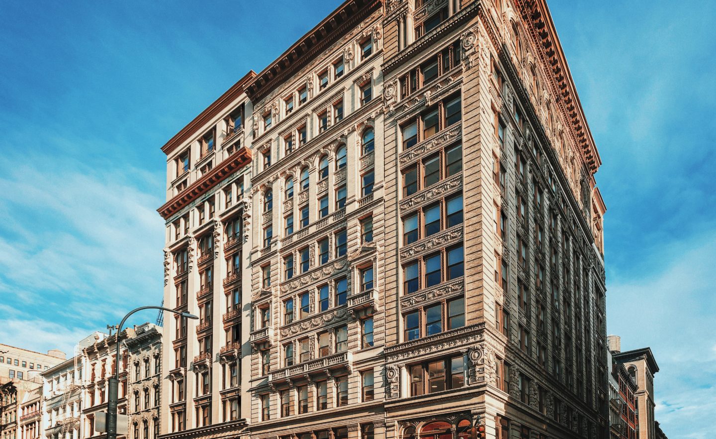 DEUTSCHE FINANCE GROUP SCHLIESST MIETVERTRAG FÜR 530 BROADWAY IN NEW YORK CITY AB